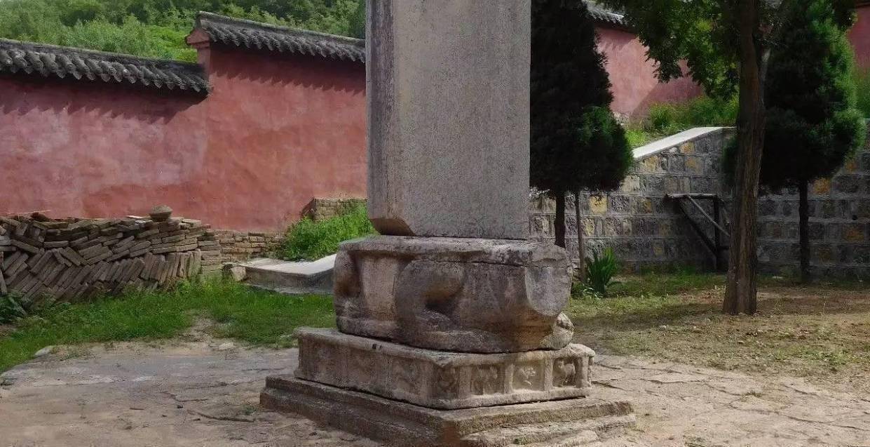 在大雲院寺門外的左邊,還有五代後周時期修建的石塔,名為