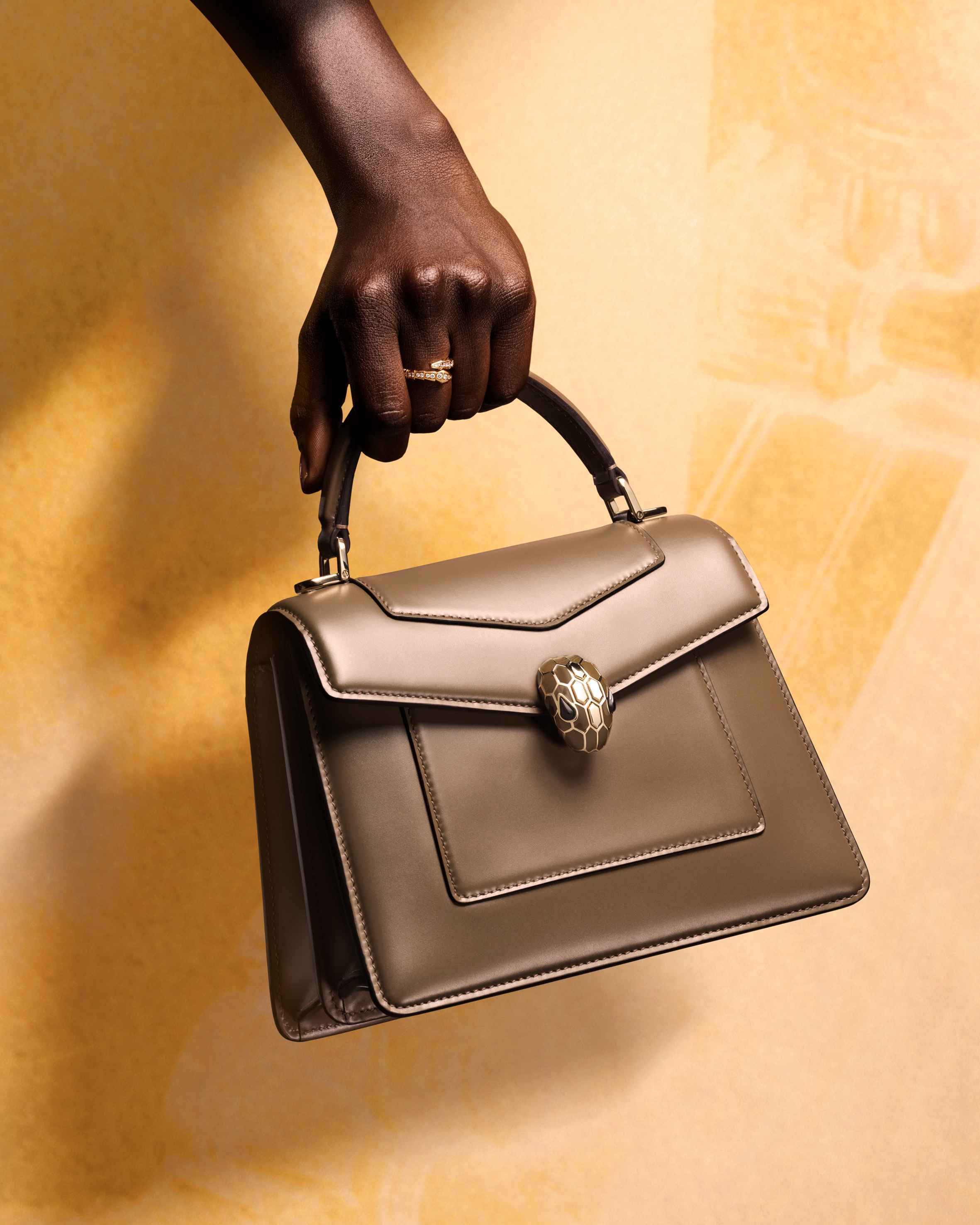 赴约2023圣诞节:bvlgari宝格丽以华美包袋及配饰佳作辉映奇迹时刻