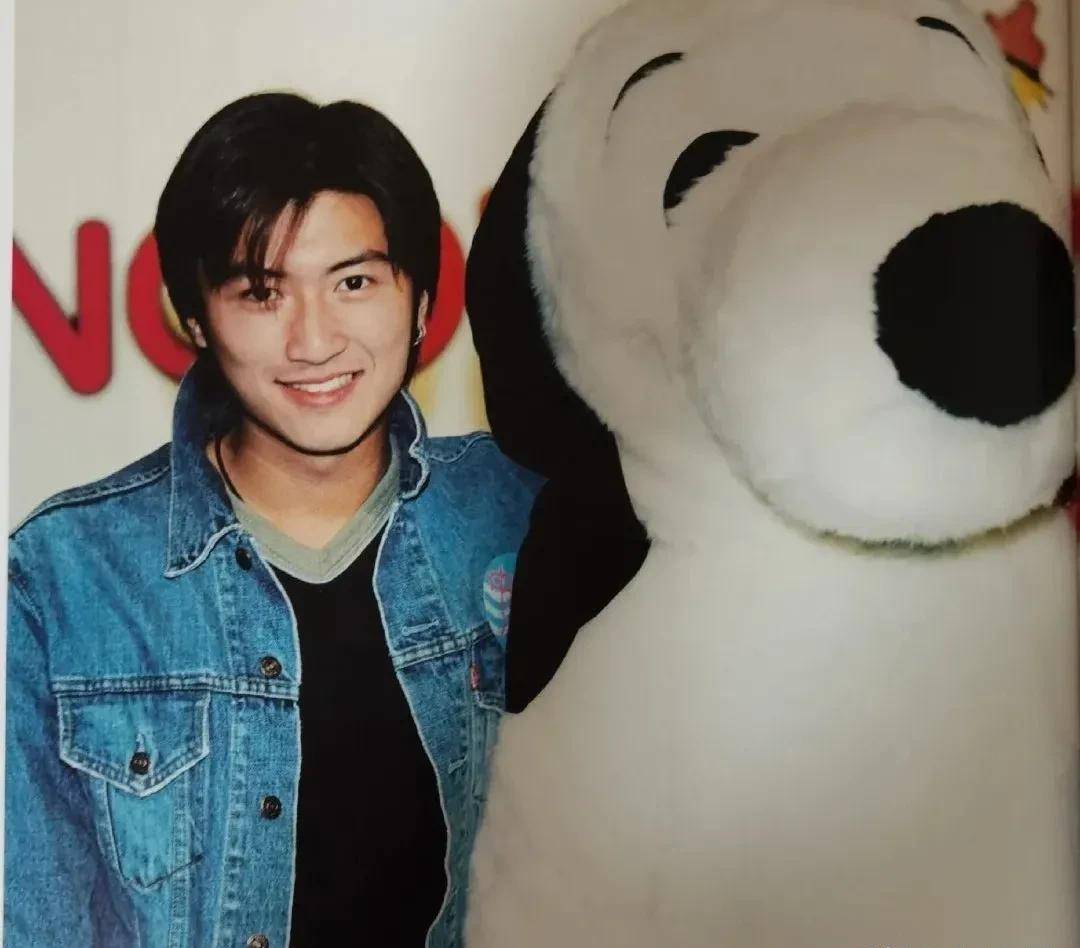 当谢霆锋出现在舞台舞台上就成了万千女孩的男神.