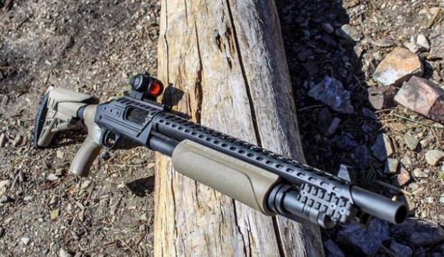 莫斯伯格500型霰弹枪:该枪适应性强,无需工具,1分钟更换枪管_枪械