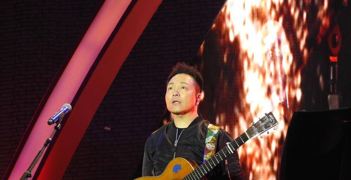 网络图片许巍代表作《那一年》《故乡》《蓝莲花》《旅行》《曾经的你