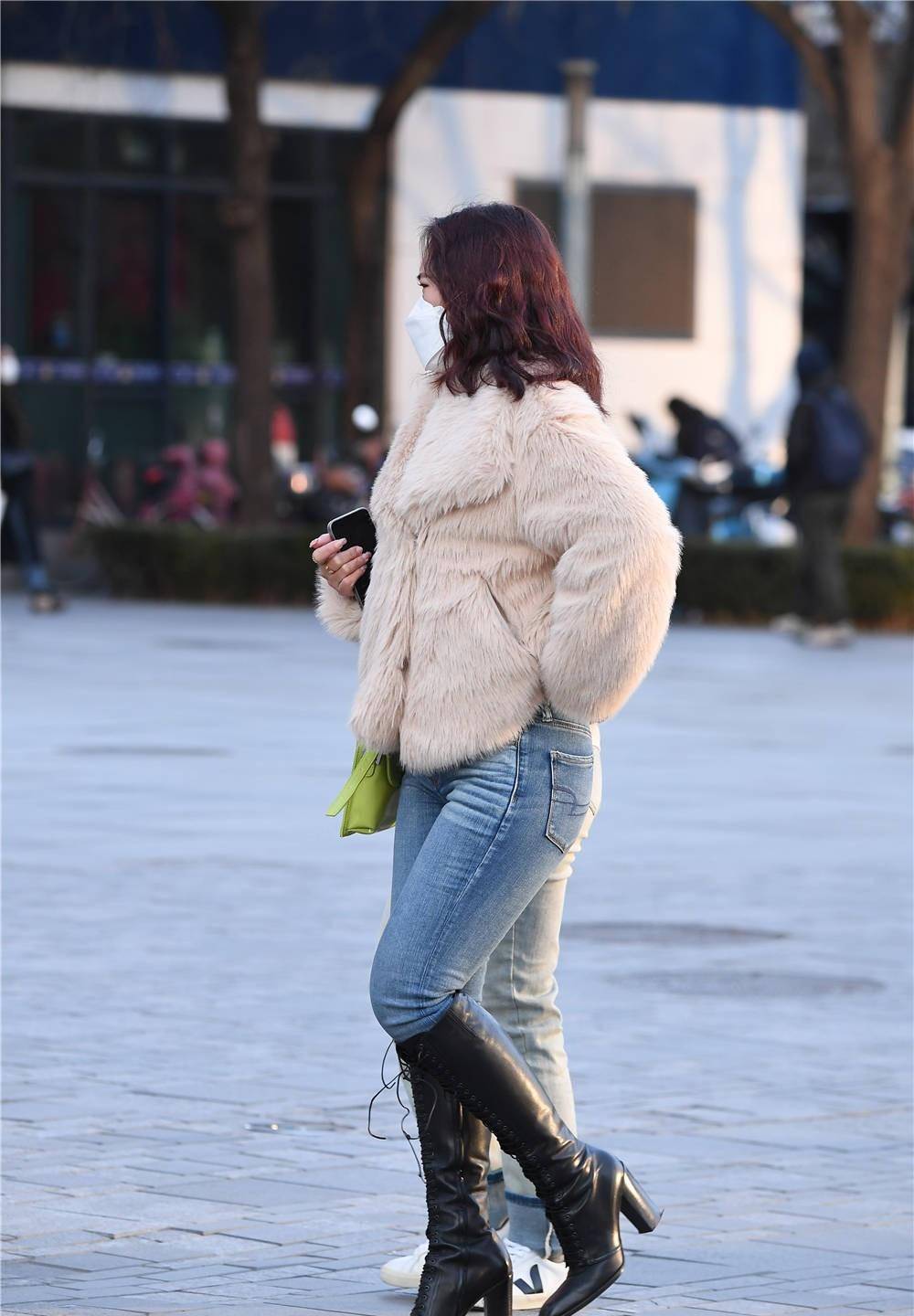 有很多漂亮的连衣裙,可以搭配鞋子或牛仔裤.它们非常舒适和温暖.