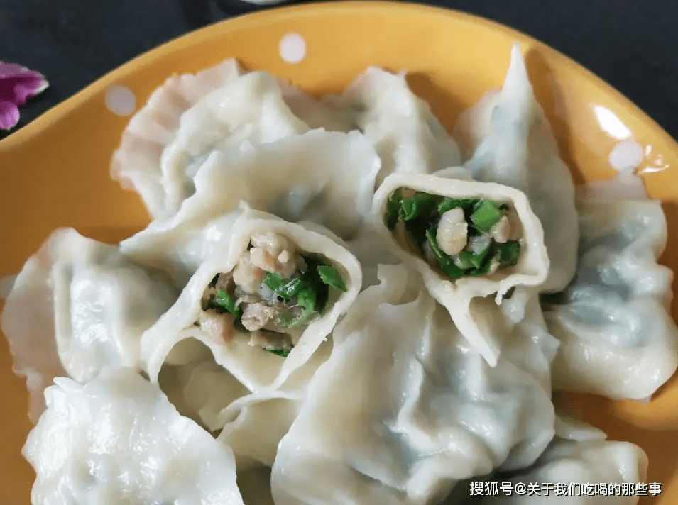 3, 麵粉加水和成光滑麵糰,擀成餃子皮,包入豬肉三鮮餡,捏成餃子.