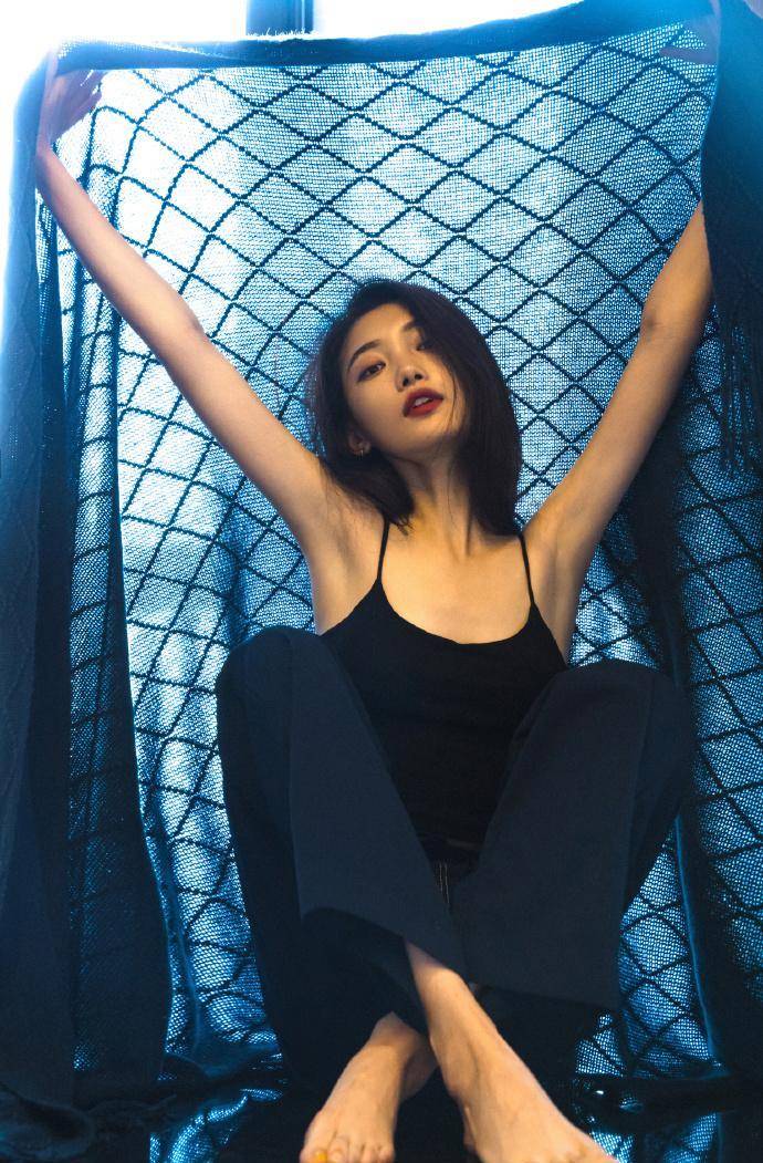 她是唐嫣旗下小花,穿轻纱衫透出黑色抹身材,配红唇时尚迷人_田依桐