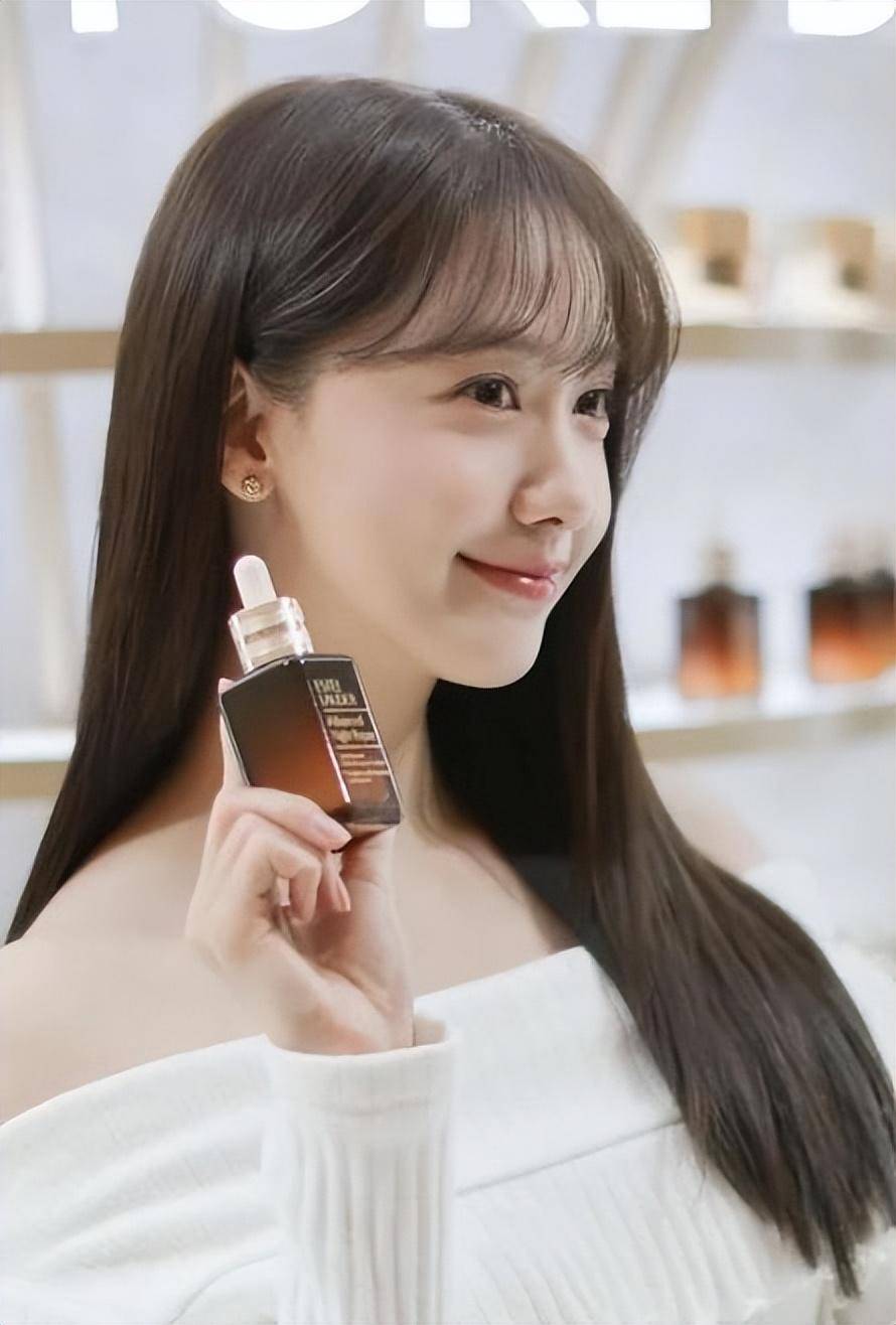 林允儿出席雅诗兰黛在首尔举办的大型活动,她身穿白色的紧身洋装_大头