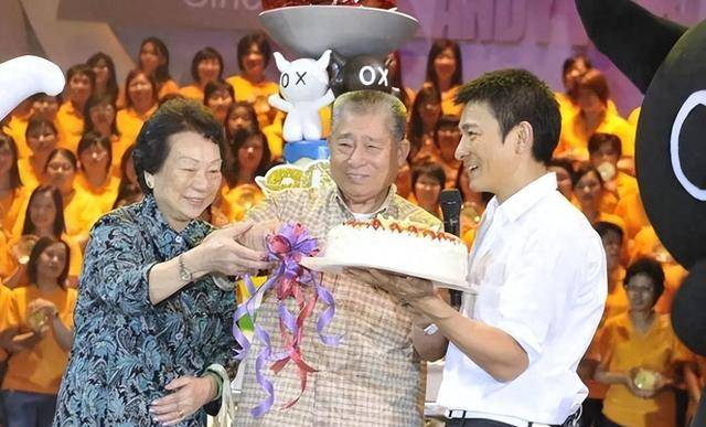 女儿刘向蕙黑裙大步跨台阶,瞬间空气凝固_葬礼_家庭_家人