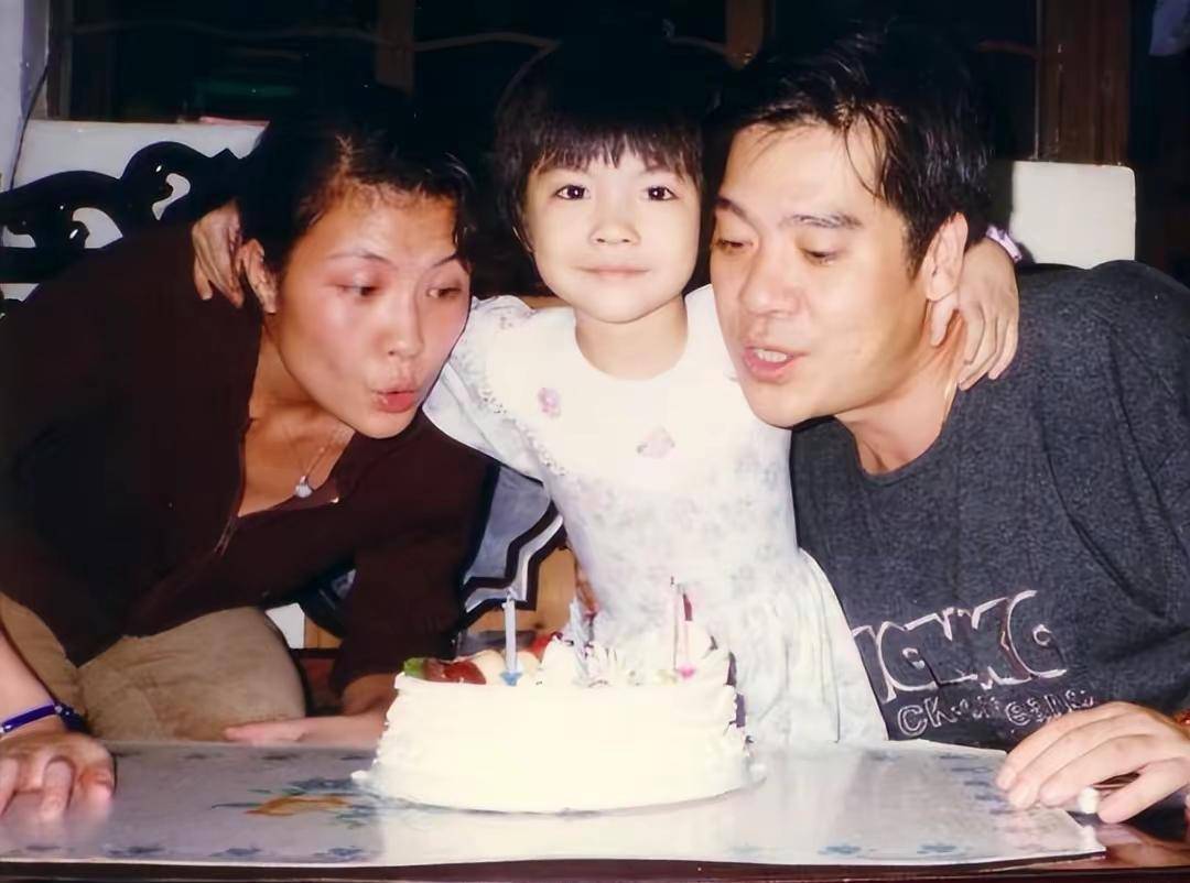 《外来媳妇本地郎》55岁虎艳芬的全家福,女儿的丈夫一表人才