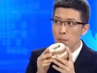 网红“牛粪面包”走红,主持人咬一口就喷了,网友:下不去口?(图3) 网红“牛粪面包”走红,主持人咬一口就喷了,网友:下不去口?(图3)