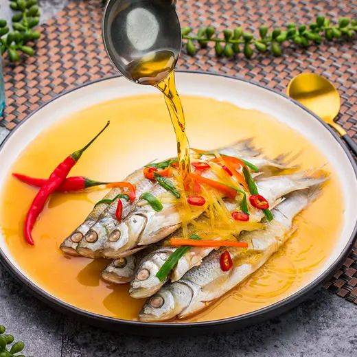 盐,油,料酒,葱,姜,蒜,花椒,干辣椒,蒸鱼豉油做法①雅罗鱼洗净去掉腹内