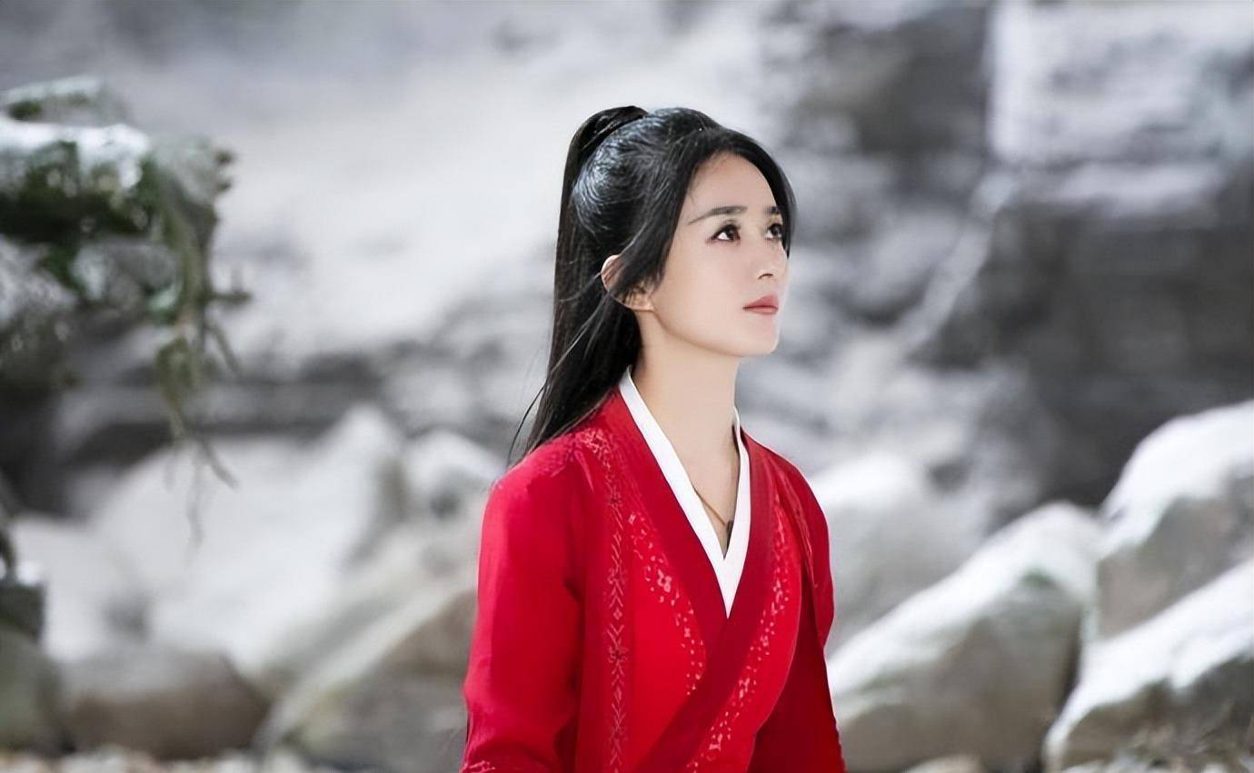 同样赵丽颖在《蜀山战纪》中的红衣造型又是完全不同的风格