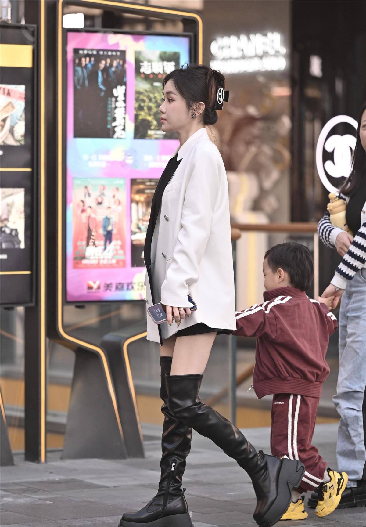 秋冬季节的过膝长靴搭配,每个人选择的风格和款式都不一样_黑色_效果