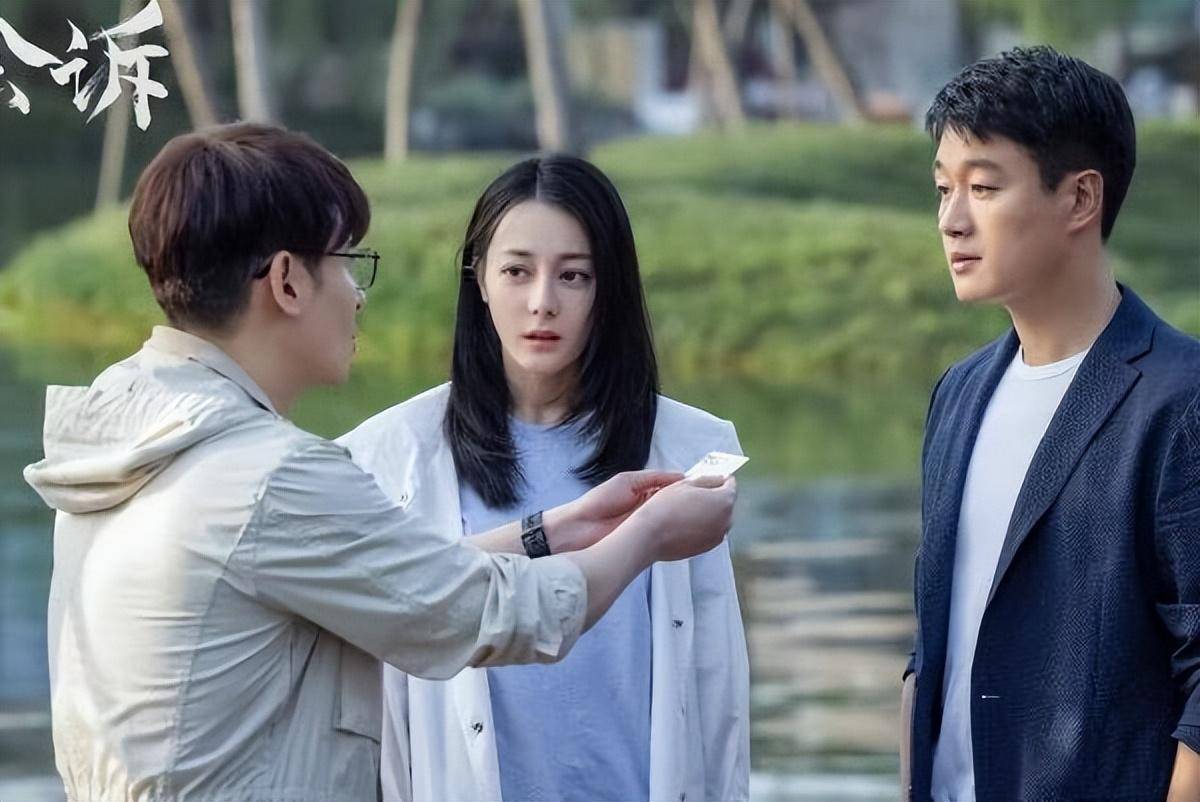 迪丽热巴红毯赶蚊子被嘲,网友:是不是好事将近_北京_明星_消息