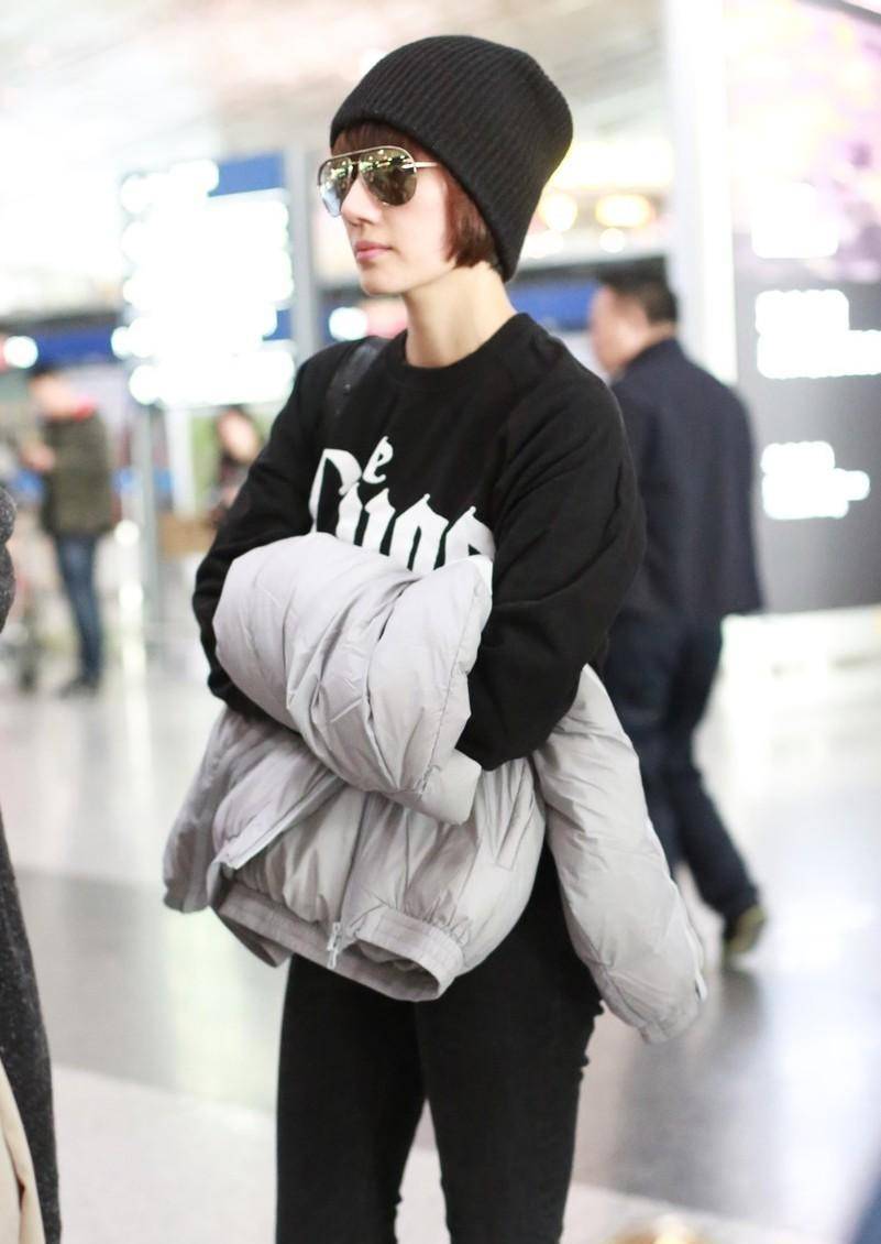 只需4件套:卫衣,羽绒服,大衣,牛仔裤_黑色_时尚_造型