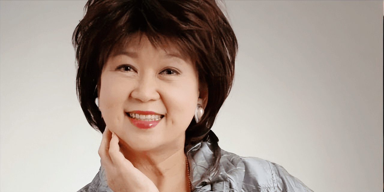 她是香港著名谐星,小学文化影视歌3栖发展,坐拥9套房,从不算命_朱咪咪