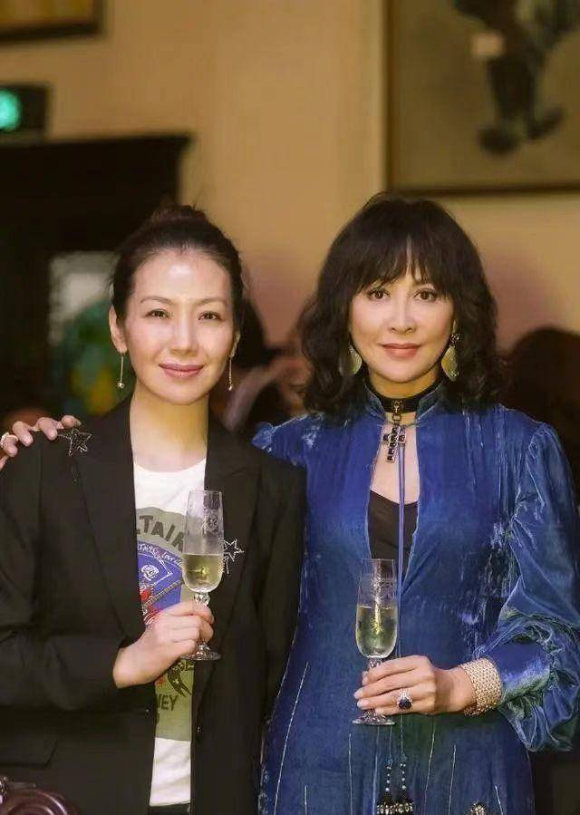 人艺演员卢芳:嫁大4岁胡军,低调恩爱23年,儿子干妈叫刘嘉玲_话剧_关系