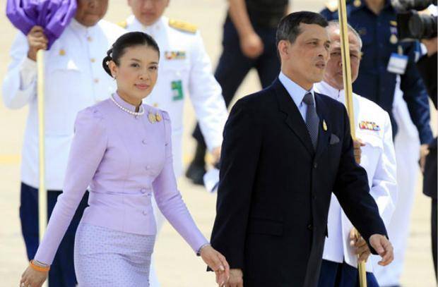 泰国皇室太现实了,诗妮娜贵妃刚被废,皇家网站就将