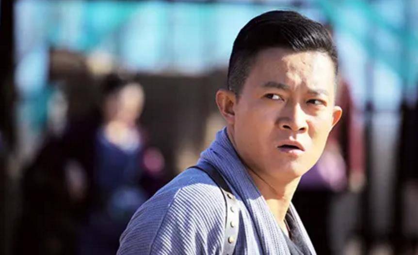 杨志刚小时候就喜欢去姨妈家玩.姑妈家有三个兄弟离开了他并照顾他.