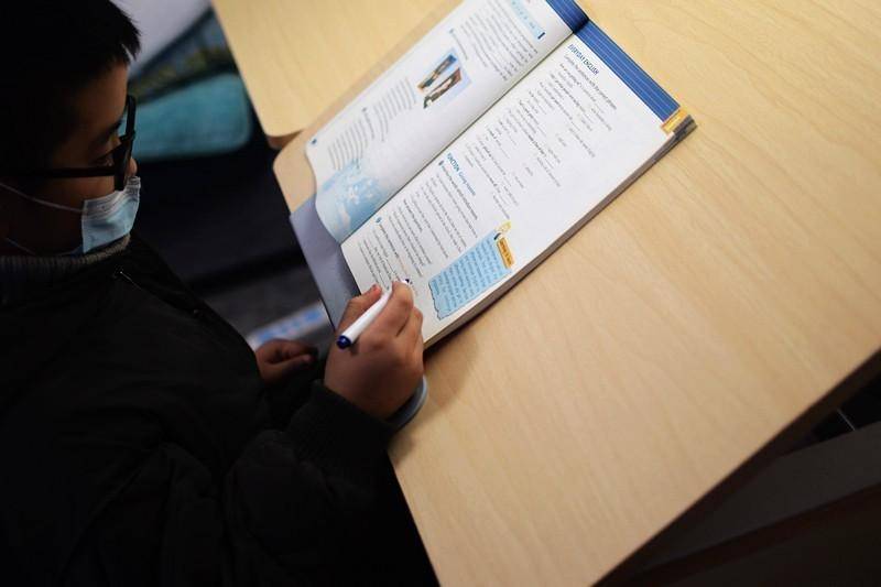 全光谱天幕灯 追背椅好坐姿 酷可立护眼学习桌椅