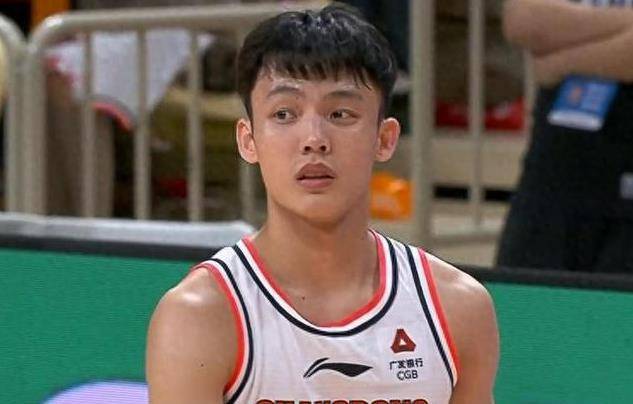 原创
            女啦啦队明星追逐徐杰，杜锋为何拖徐杰回更衣室？徐杰的反应太搞笑了