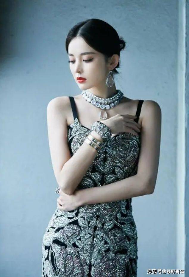 古力娜扎真敢穿!那么瘦的裙子硬要塞,勒出3d蜂腰翘臀!_长裙_造型_曲线