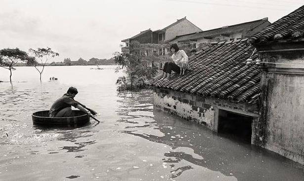 1975年,鲜为人知的驻马店溃坝事件,上百公里大树,都被灾民压弯_洪水