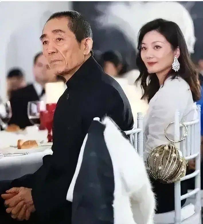 张艺谋夫妇法国餐厅合影,陈婷气质大变,网友:太惊艳了!