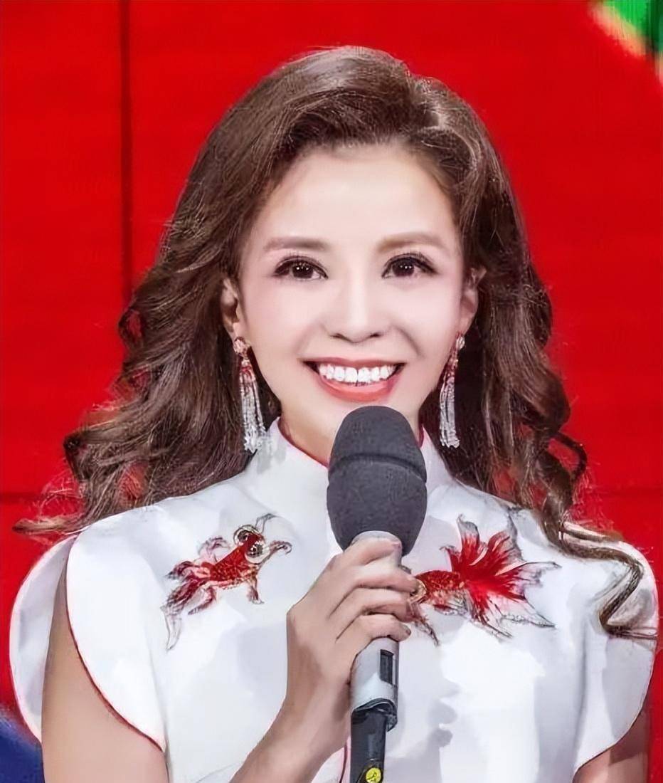 30年过去,当初和她一起刷厕所的大婶没想到,朱迅会有如今的成就_地方