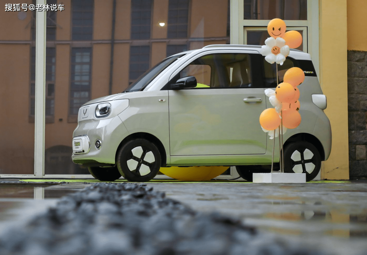 首先,这款车的造型圆润,在延续宏光miniev车系经典设计的前提下,融入