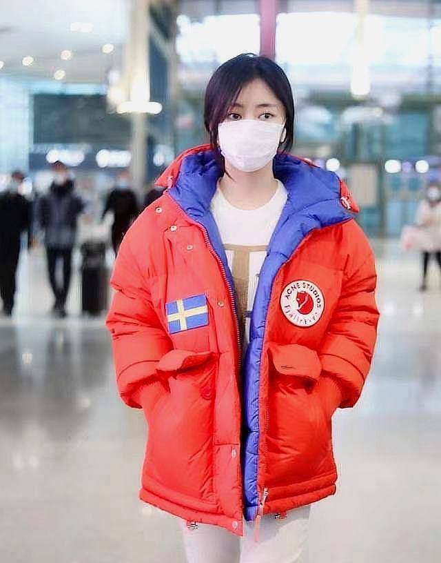 冬日里的小太阳,谭松韵冬季百变穿搭,女神范十足_白色_羽绒服_姐姐