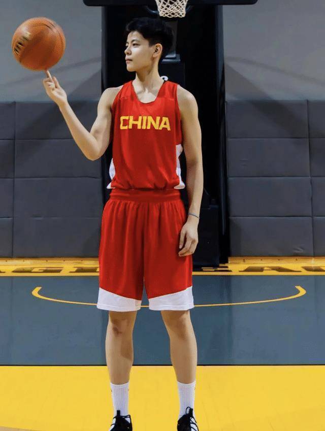 "中国最帅女篮"杨舒予火了,球技好颜值也高,短发真的太帅了_休闲_服装