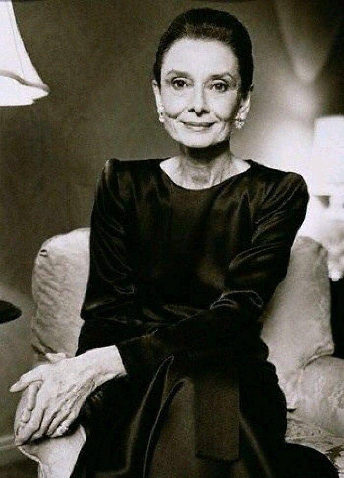 我惊叹赫本晚年的状态:衣着优雅,盘发,真是一生美丽_女性_细节_时间