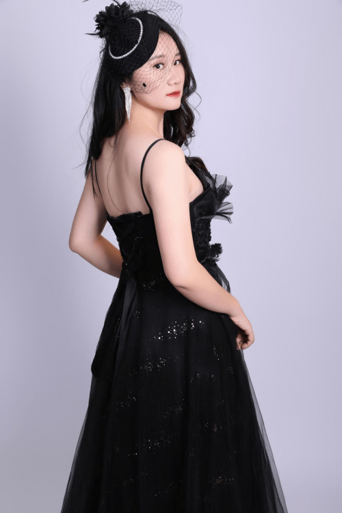 模特戴娜:演艺新秀坚持梦想走出自己的风格_广告_发展_时候