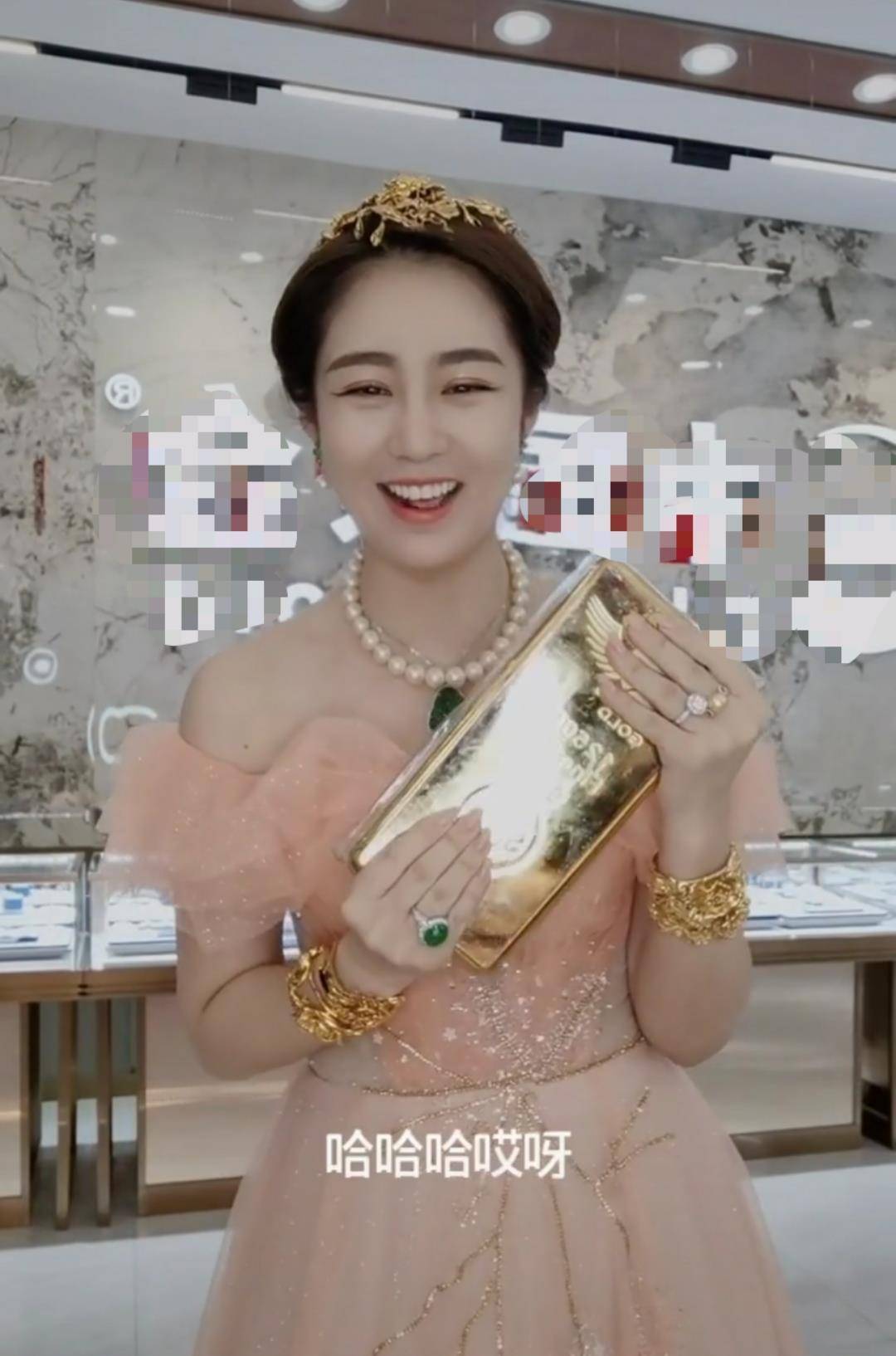 "王小蒙""苏玉红"同框热舞,超短裙镶爆闪碎钻,满屏白嫩长腿_毕畅_穿着
