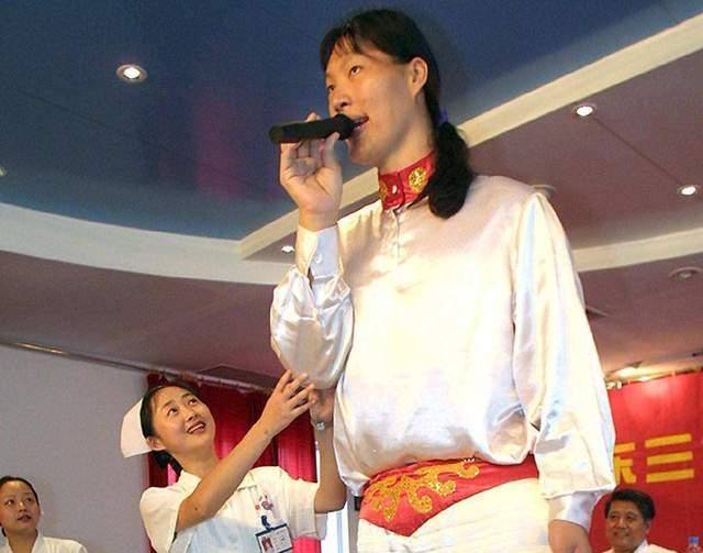 中国第一女巨人,14岁高过姚明,一顿吃2斤大米,遗体至今未下葬_身高