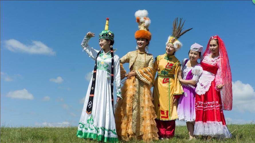 还有锡伯族,蒙古族,达斡尔族,满族等等,他们也都算新疆人吧?