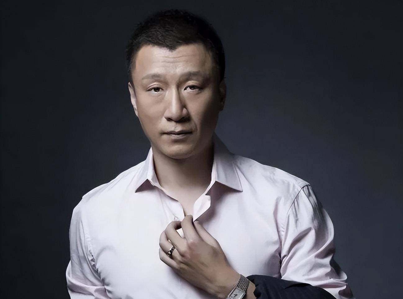 著名演员吴刚曾经评价孙红雷:他很像大哥,很有大哥风采,生活里他能够