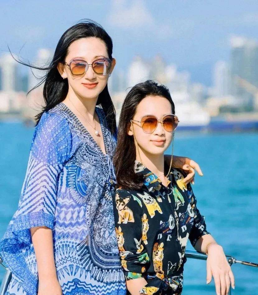赵文卓老婆出手真阔绰!给保姆送黄钻项链,连送2条_张丹露_古巴_金币
