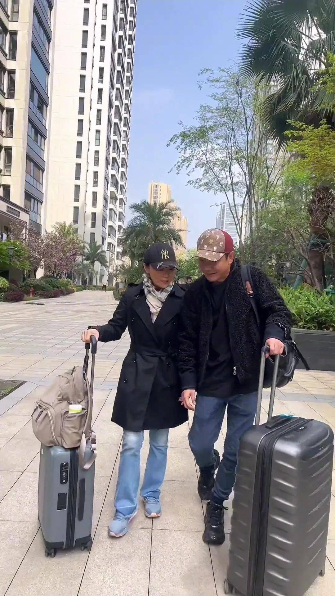 61岁吴琼携小15岁老公回乡祭祖,夫妻被吐槽像母子,与养女显生分_阮巡