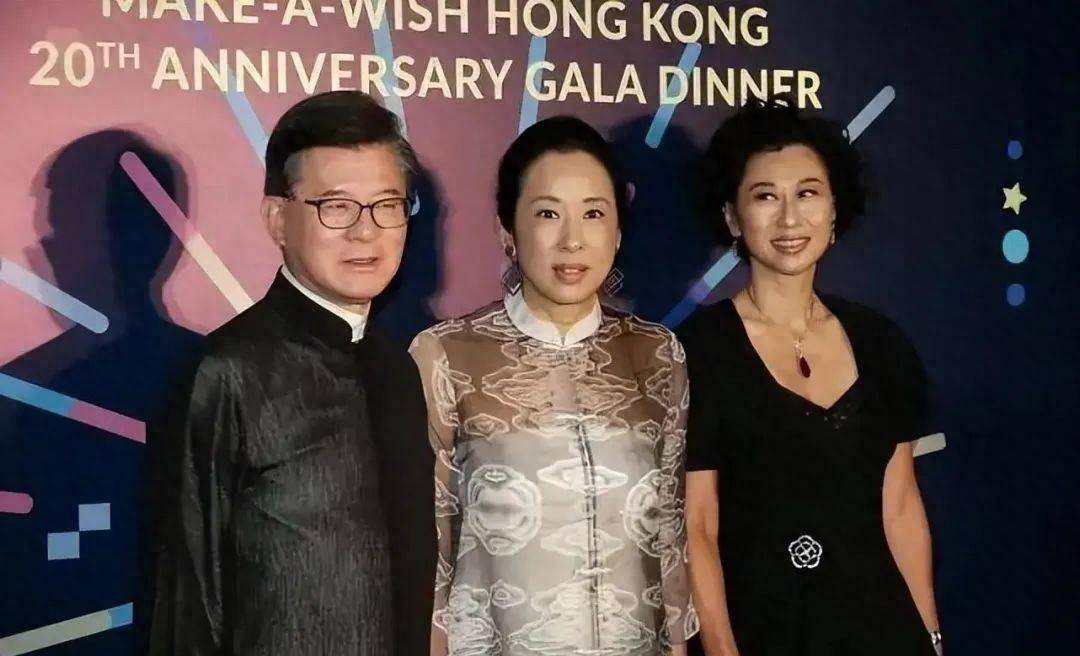 朱玲玲同框叶倩文输太惨,一个穿黑裙臃肿似大妈,一个优雅如贵妇