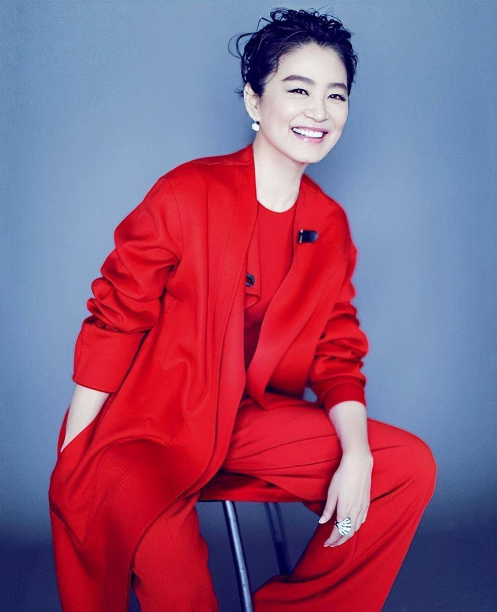 "潇洒贵妇"林青霞:18个佣人10只看门狗,厨师仅4年满头白发?