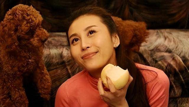 而张雅晴虽然是私教,但她也有着职业运动员的训练经历,这种经历跟马琳