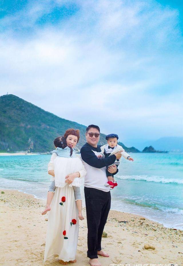 "演农民"风波后金巧巧晒家庭合影与周润发夫妇一起跨年聚餐_照片_丈夫