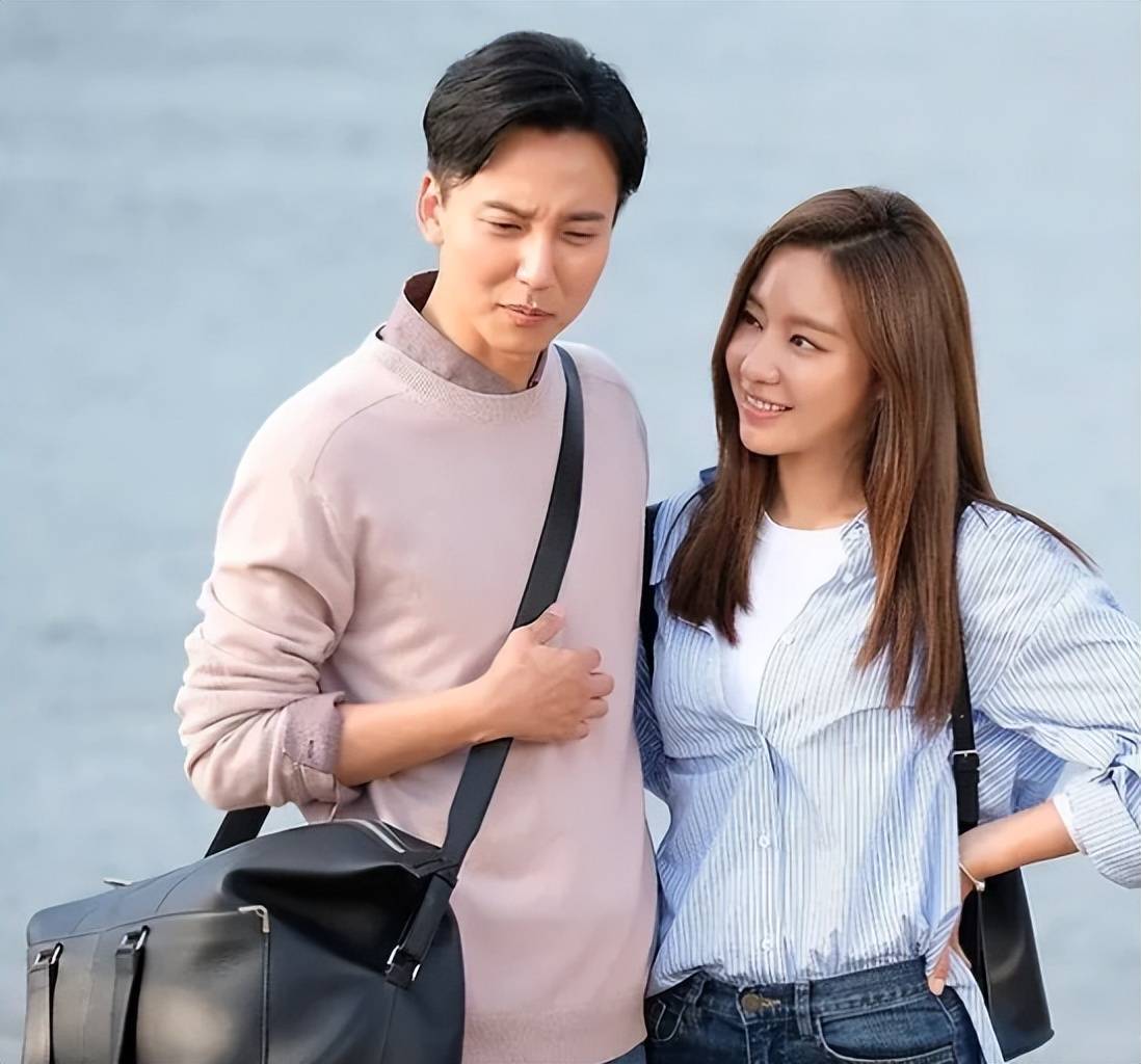 《名不虚传》(饰演:金南佶,金雅中)剧情轻松有趣,感情线清晰,池贤宇