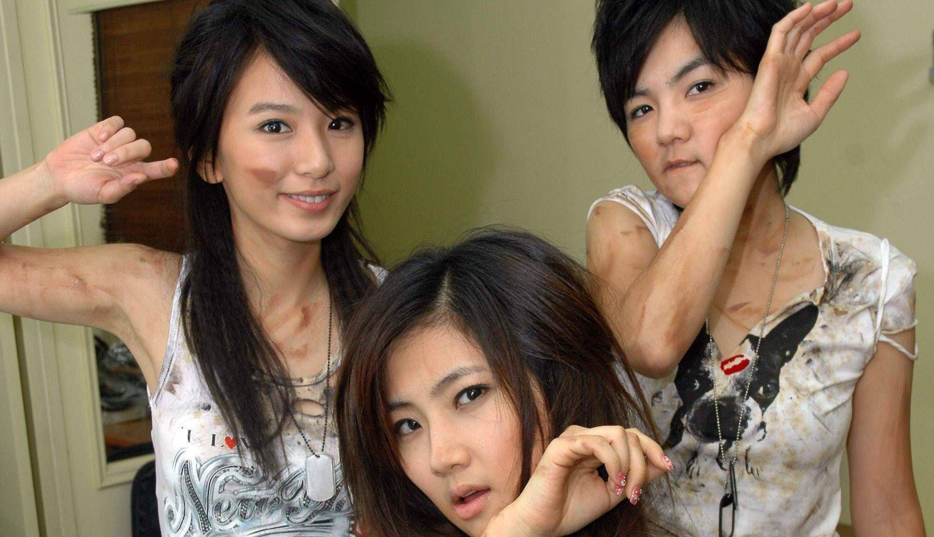 she出道20年,音乐界早已物是人非,三人境遇不同,唯有友谊没变