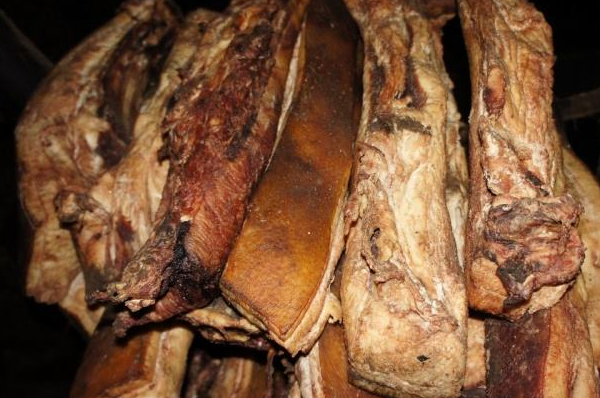 一存就是30年做法繁琐的臭猪肉,被当做宝贝,只用来招待贵宾!(图5) 一存就是30年做法繁琐的臭猪肉,被当做宝贝,只用来招待贵宾!(图5)