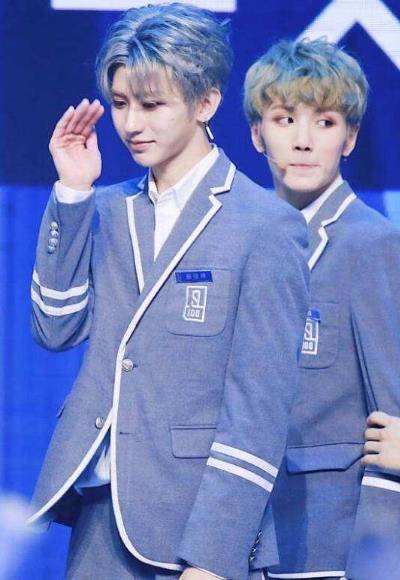 当高伟光穿上蔡徐坤同款制服,对比前后,年龄优势很明显_节目_时候