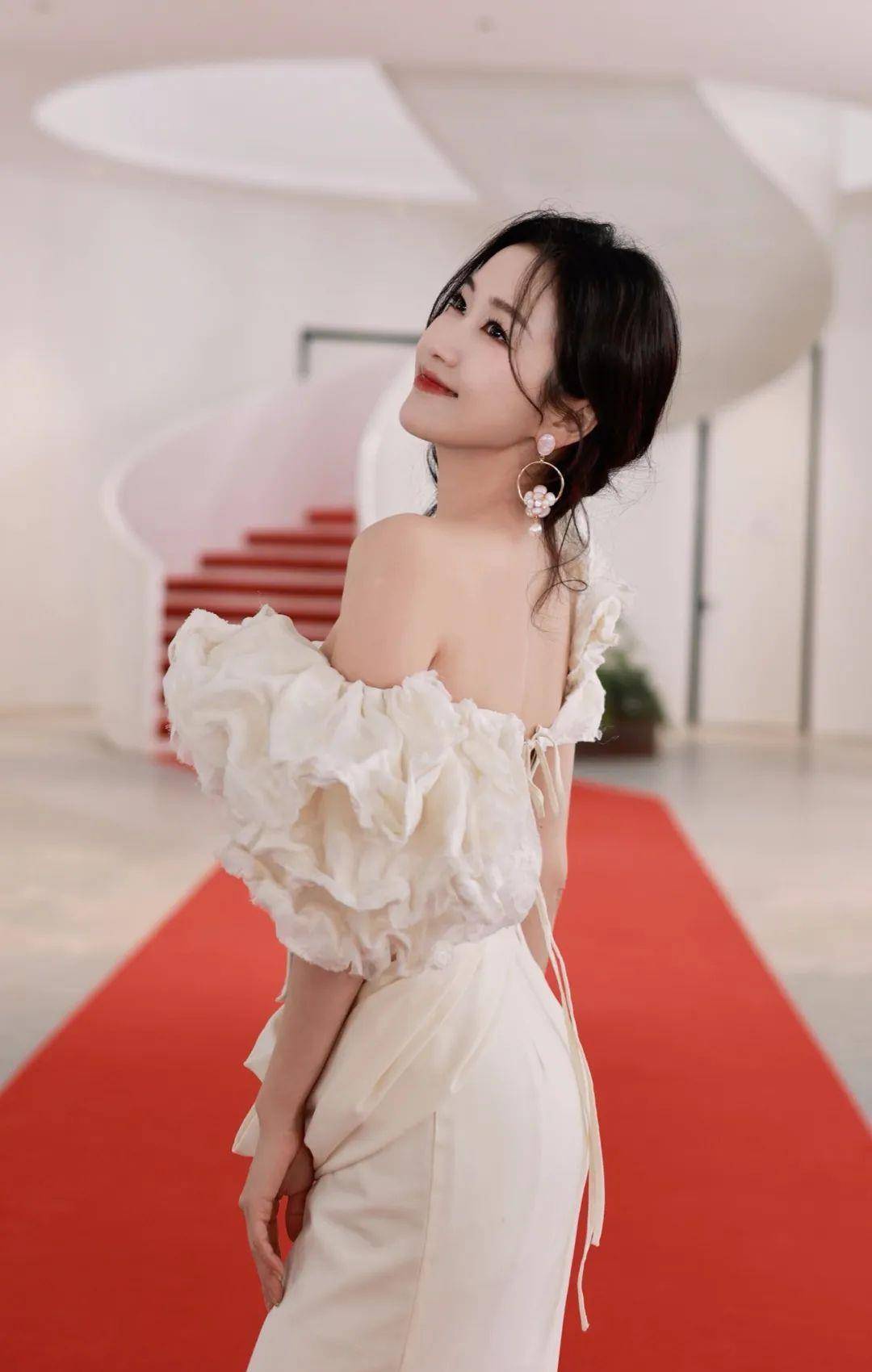 刘美含的白色连衣裙让她曼妙的身材更加曼妙,美丽又优雅_时尚_风格