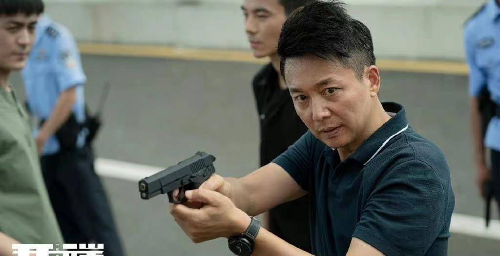 《开端》播出,比如《扫黑风暴》里一身正气,有勇有谋的专案组组长何勇