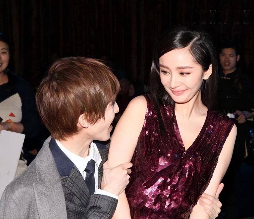 郭敬明探班杨幂被拍!大街上搭肩搂腰引围观,女方腿太长到男人身材