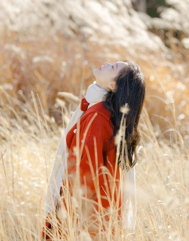 拍摄芦苇荡人像的时候,摄影师要善于引导模特摆出自然好看的姿势,比如